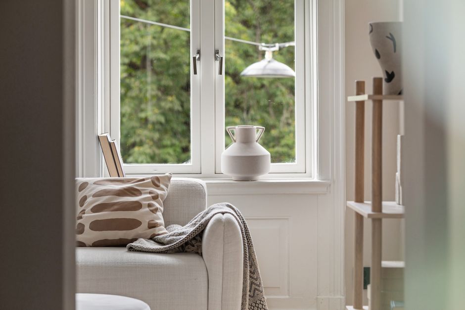 Witte ruimte met kleurrijke Scandinavische accenten. Witte ruimte met kleurrijke Scandinavische accenten.